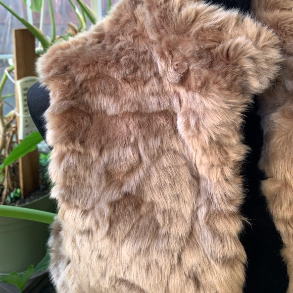 Forever 21 Women's Fur Vest Coat - Picture 2 of 9